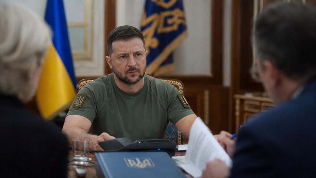 Повноваження Президента України: як обирають, на який строк, що очолює, чого не може й як працює система стримувань.