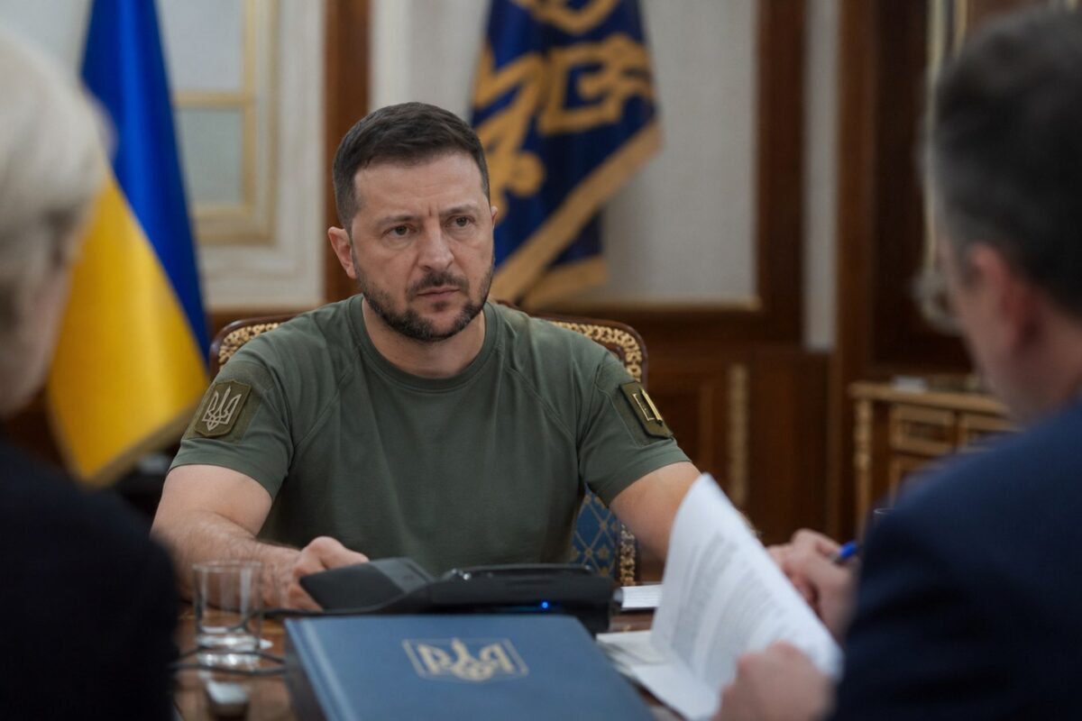 Повноваження Президента України: як обирають, на який строк, що очолює, чого не може й як працює система стримувань.