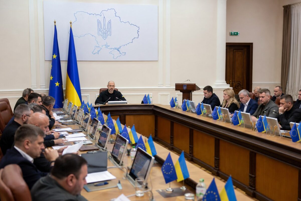 Кабінет Міністрів України: склад уряду, як формують, повноваження, роль прем'єра й підзвітність парламенту.